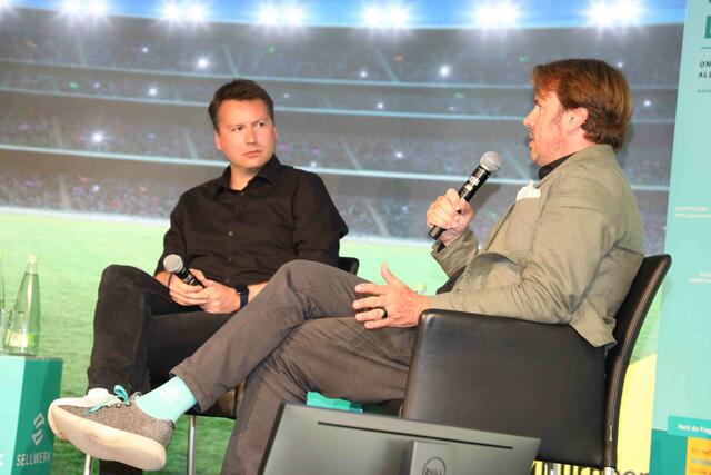 Unter dem Motto ,,Digitalisierung - ganz schön sportlich!?" lud Sellwerk zu einem spannenden Sport-Business-Event mit prominenter Podiumsbesetzung und Fun-Fußballspiel ein.  | Foto: Udo Dreier