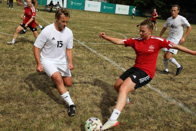 Unter dem Motto ,,Digitalisierung - ganz schön sportlich!?" lud Sellwerk zu einem spannenden Sport-Business-Event mit prominenter Podiumsbesetzung und Fun-Fußballspiel ein.  | Foto: Udo Dreier