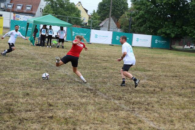 Unter dem Motto ,,Digitalisierung - ganz schön sportlich!?" lud Sellwerk zu einem spannenden Sport-Business-Event mit prominenter Podiumsbesetzung und Fun-Fußballspiel ein.  | Foto: Udo Dreier