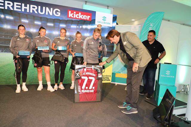 Eine größere Freude hätten die Club-Frauen Gastgeber Michael Oschmann wohl kaum machen können.  | Foto: Udo Dreier