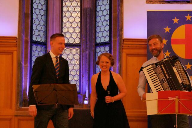 Paneuropa-Revue: Franziskus Posselt, Iris Marie Kotzian und Martin Dechet (v.l.n.r.) präsentieren Schlager und politische Texte aus den 1920er Jahren.  | Foto: Stefan Zwinge