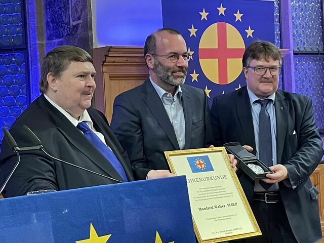 Sonderstufe der Paneuropa-Verdienstmedaille für den bayerischen Paneuropäer und EVP-Chef Manfred Weber: v.l.n.r. PEU-Präsident Bernd Posselt, Manfred Weber, PEU-Bundesgeschäftsführer Johannes Kijas. | Foto: Matthias Wilkes