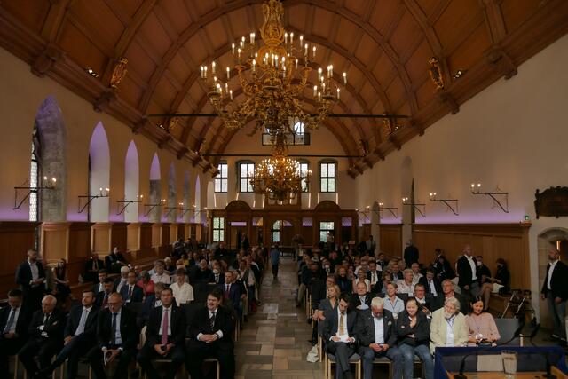 Festakt im Nürnberger Rathaus. In der ersten Reihe v.l.n.r.: PEU-Generalsekretär Pavo Barisic aus Kroatien, der internationale PEU-Präsident Alain Terrenoire aus Paris, Oberbürgermeister Marcus König, der tschechische Europaminister Prof. Mikulas Bek, Ministerpräsident Markus Söder, der deutsche Paneuropa-Präsident Bernd Posselt, der Bundesvorsitzende der Paneuropa-Jugend Deutschland, Christian Hoferer, Staatsminister a.D. Ludwig Spaenle MdL mit Gemahlin, Milan Horacek, MdB und MdEP a.D., Stefanie Finzel. | Foto: Stefan Zwinge