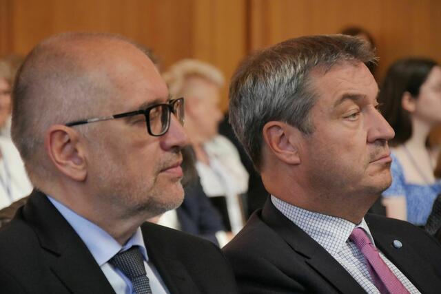 EU-Ratspräsident und bayerischer Ministerpräsident: Der tschechische Europaminister Mikuláš Bek und Markus Söder.  | Foto: Stefan Zwinge