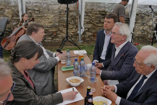 Böhmisches Volksfest vor der Schloßruine von Ronsperg: v.r.n.l. der internationale Paneuropa-Präsident Alain Terrenoire, der tschechische Paneuropa-Präsident Marian Svejda, Bürgermeister Martin Kopecky sowie Bernd Posselt und Stephanie Waldburg von der Paneuropa-Union Deutschland. | Foto: Stefan Zwinge