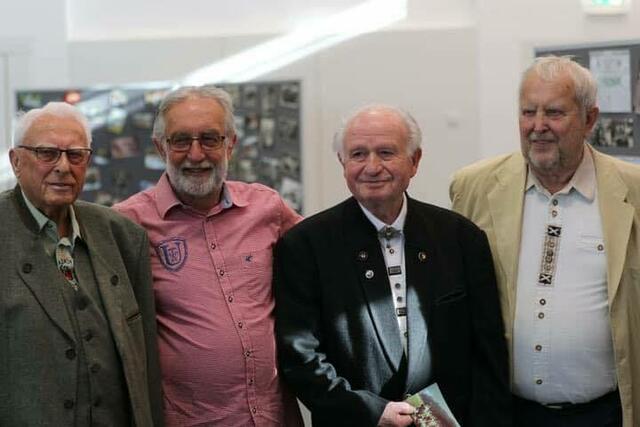 Die Eminenzen der Stammtischgesellschaft Unterasbach (v.l.): Gerd Maier, Gründungsmitglied, Harald Patzelt, 1. Vorstand, Rudi Dollhäupl, Gründungsmitglied und Manfred Puffer, Ehrenvorstand. | Foto: Privat/oh