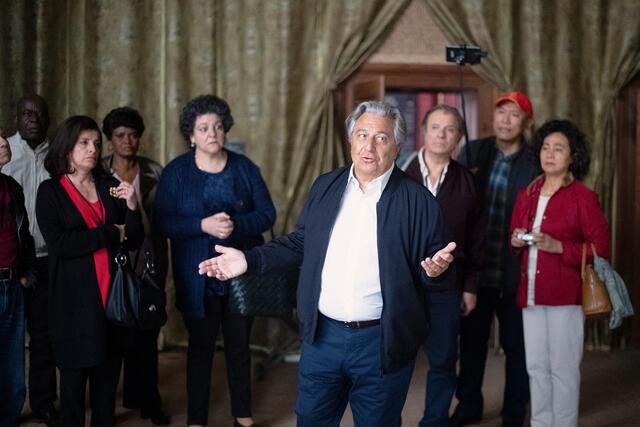 Oh wie schön ist Frankreich: Claude Verneuil (Christian Clavier) präsentiert den multikulturellen Schwiegereltern in stolzer Gastgeberlaune die umliegenden Sehenswürdigkeiten. | Foto: (c) Neue Visionen Filmverleih