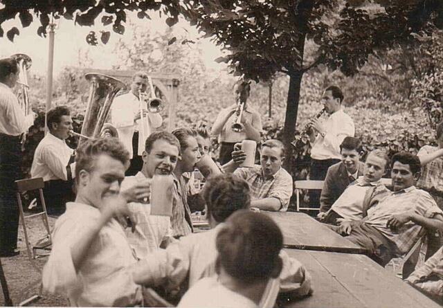 Die Stammtischgesellschaft Unterasbach - schon vor 70 Jahren ein Garant für Gemütlichkeit. | Foto: Privat/oh