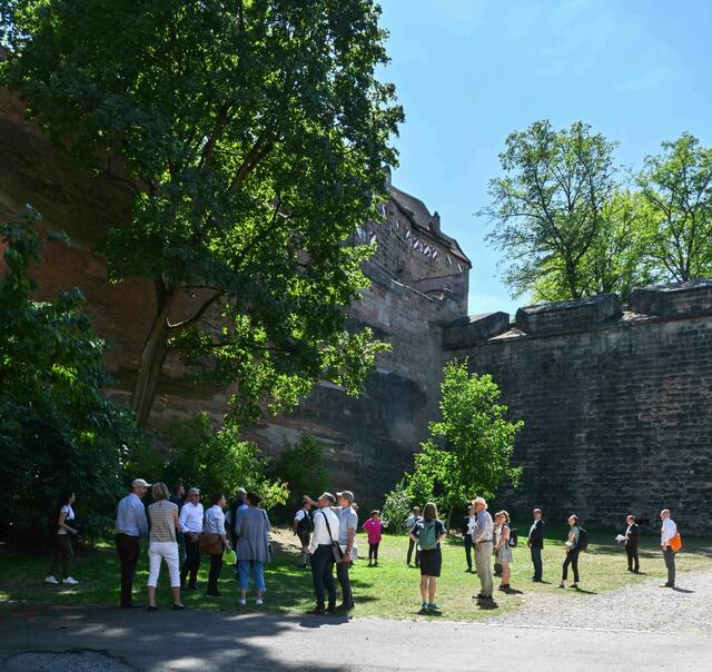  Oberbürgermeister Marcus König besichtigt mit dem Bewertungsgremium der Landesgartenschau GmbH und Vertreterinnen und Vertretern der Stadtverwaltung den nördlichen Abschnitt des Stadtgrabens. | Foto:  Christine Dierenbach / Stadt Nürnberg