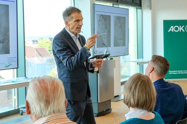 Prof. Dr. med. Dieter Ropers, Chefarzt der Medizinischen Klinik für Kardiolo-gie und Internistische Intensivmedi-zin/Ärztlicher Direktor im St. Theresi-en-Krankenhaus in Nürnberg hielt bei der AOK in Nürnberg den Vortrag zum Thema: „Lebensrisiko Herzinfarkt - ein schicksalhaftes Ereignis oder doch vermeidbar?“. | Foto: AOK