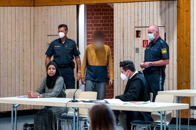 Der Beschuldigte (m.) im Verhandlungssaal in Estenfeld. Der Mann wird in die Psychiatrie eingewiesen.  | Foto: Daniel Vogl/dpa