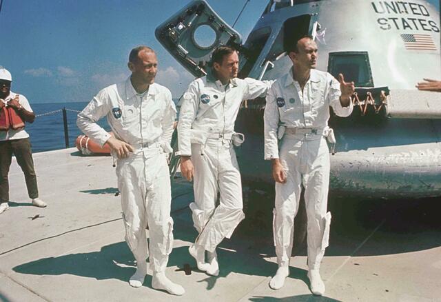 Die Astronauten der Apollo 11 stehen 1969 neben ihrem Raumschiff (v.l.): Oberst Edwin E. Aldrin, Pilot der Mondlandefähre, Flugkommandant Neil Armstrong und Leutnant Michael Collins, Pilot der Kommandokapsel.  | Foto: Anonymous/AP/dpa 