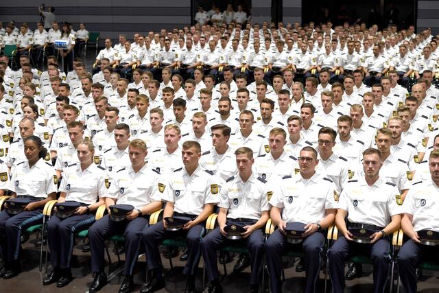 Erstmals seit 2019 konnte die große zentrale Vereidigungszeremonie der Bayerischen Polizei wieder stattfinden. 2020 und 2021 gab es coronabedingt kleinere Veranstaltungen an den Ausbildungsstandorten.

   | Foto: Wolfgang Breiteneicher 