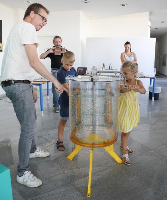 Imkerseminar mit ,,Bienenhüter" Marc Schüller bei den SELLWERK-Bienen.  | Foto: Nicole Fuchsbauer