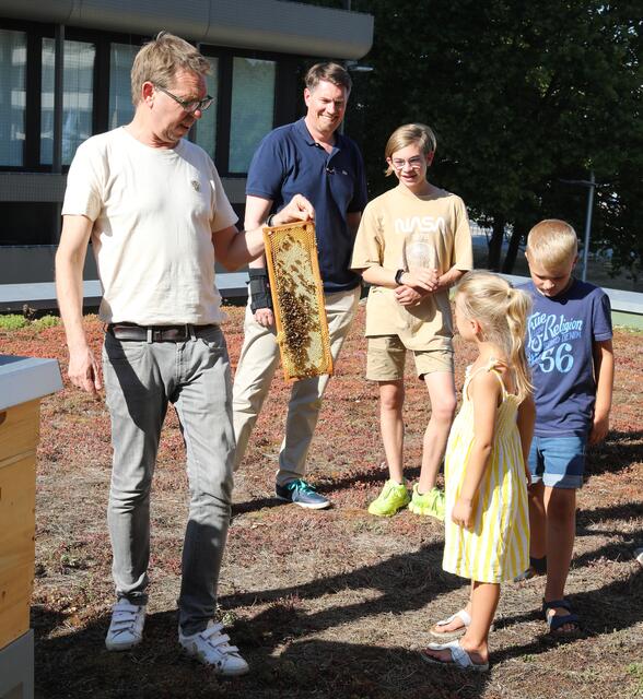 Imkerseminar mit ,,Bienenhüter" Marc Schüller bei den SELLWERK-Bienen.  | Foto: Nicole Fuchsbauer