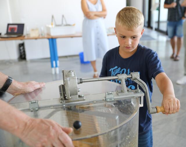 Imkerseminar mit ,,Bienenhüter" Marc Schüller bei den SELLWERK-Bienen.  | Foto: Nicole Fuchsbauer
