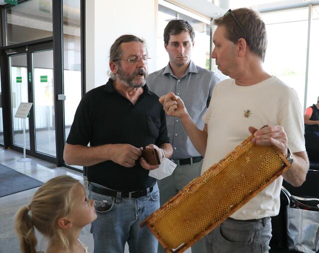 Imkerseminar mit ,,Bienenhüter" Marc Schüller bei den SELLWERK-Bienen.  | Foto: Nicole Fuchsbauer