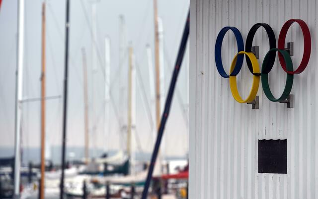 Die Olympischen Ringe sind am Yachthafen in Kiel zu sehen. In Kiel fanden 1972 die Segelwettbewerbe statt. | Foto: picture alliance / dpa
