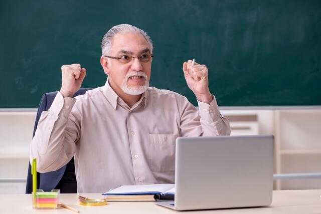 Wegen ausufernder anderer Aufgaben haben Lehrerinnen und Lehrer in Bayern immer weniger Zeit für die Unterrichtsgestaltung. | Foto: Elnur-stock.adobe.com (Symbolfoto)
