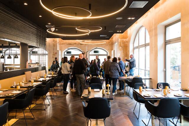 Tipp Stadt(ver)führungen: Das 2018 vom Bezirk Mittelfranken preisgekrönte Denkmalobjekt in der Königstraße 70 beheimatet unter anderem zwei Restaurants des Sternekochs Alexander Herrmann. Der Bauherr gibt Einblicke in die Historie des 1900 von Architekt Emil Hecht erbauten Hauses sowie in das Jugendstiltreppenhaus und eine Etage mit prunkvoller Originalausstattung. | Foto: Stadt Nürnberg/Uwe Niklas