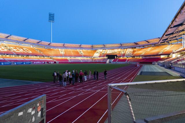 Tipp Stadt(ver)führungen: Große Triumphe, bittere Niederlagen und eine ereignisreiche Stadiongeschichte – das „Achteck“ hat sich auch im Äußeren immer wieder verändert, zum Beispiel 1963, 1987 oder zur Fußball-WM 2006. Sie erfahren Wissenswertes über die historischen Umbauten, die aktuellen Planungen und das zukünftige Max-Morlock-Stadion. | Foto: Stadt Nürnberg/Uwe Niklas