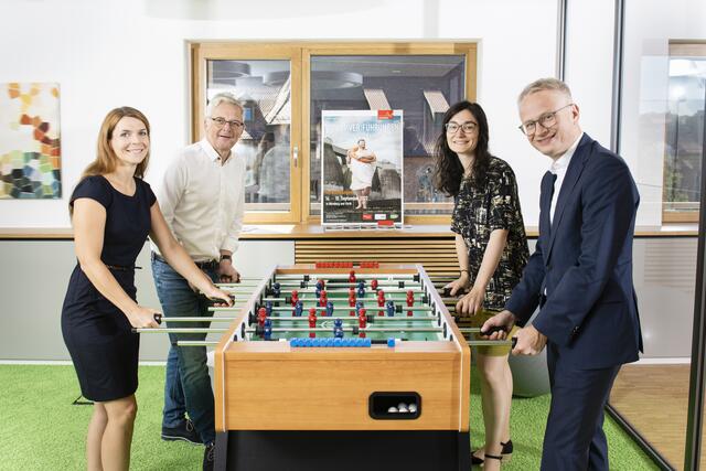 Start frei für die Stadt(ver)führungen 2022 (v.l.): Christina Hupfer (Referentin der Geschäftsführung des Das ESW - Evangelisches Siedlungswerk, Hauptförderer 2022), Andreas Radlmaier (Leiter des Projektbüros), Diana Meisel (Projektleiterin Stadt(ver)führungen), Dr. Michael Kläver (stellv. Vorstandsmitglied der Sparkasse Nürnberg, Hauptförderer 2022). | Foto: Stadt Nürnberg/Uwe Niklas