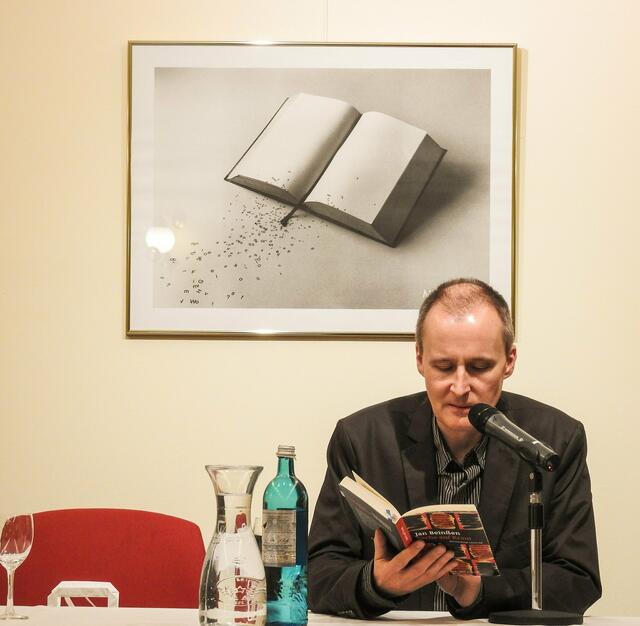 Autor Jan Beinßen während einer Lesung in Nürnberg.  | Foto: Nicole Fuchsbauer
