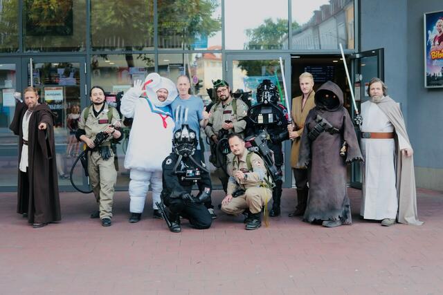 Die COS-Player sorgten bei der Scheckübergabe für das passende Hollywood-Flair. | Foto: Cineplex Fürth