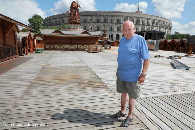 Zum ,,Dorf" gehören die  größte reisende Kuckucksuhr und eine Windmühle. Für den Biergarten wird Schwerlastboden verlegt.  | Foto: Udo Dreier