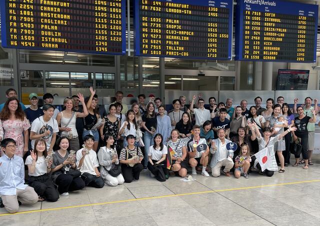Taliso Engel (r.) empfängt japanische Reisegruppe junger Sportler am Airport Nürnberg. | Foto: Der Goldene Ring e.V.