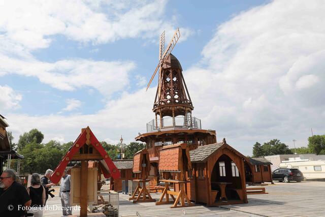 ,,Das Dorf" mit seiner Windmühle.  | Foto: Udo Dreier