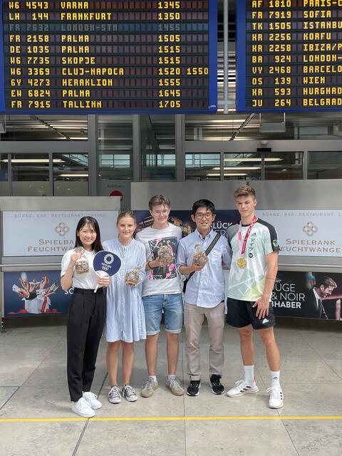 Taliso Engel (r.) empfängt japanische Reisegruppe junger Sportler am Airport Nürnberg. | Foto: Der Goldene Ring e.V.