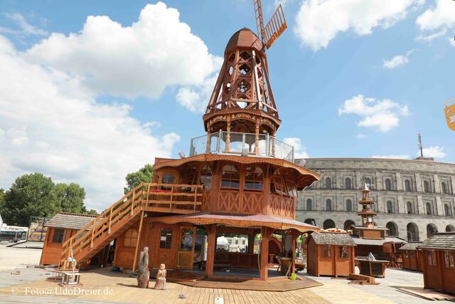 ,,Das Dorf" mit der 20 Meter hohen Windmühle.  | Foto: Udo Dreier