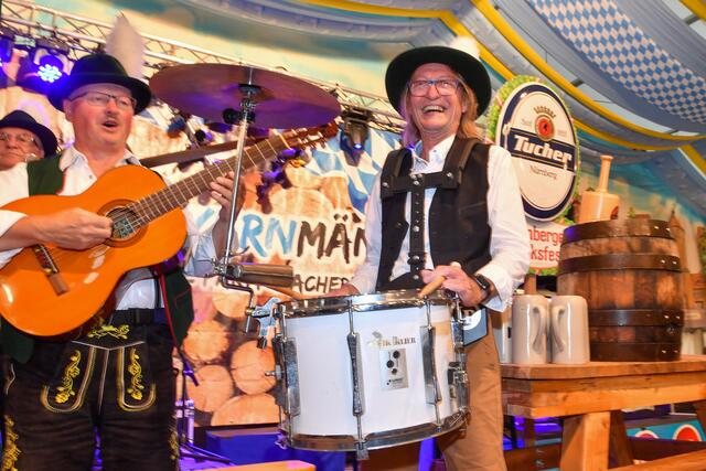 Mit zwei satten Schlägen hat Nürnbergs Oberbürgermeister Markus König das erste Fass Tucher Festbier auf dem Nürnberger Herbstvolksfest angestochen. Mit dabei: Bayerns Ministerpräsident Dr. Markus Söder, sein Stellvertreter und
Wirtschaftsminister Hubert Aiwanger.  | Foto: © Berny Meyer/Südd. Schaustellerverband