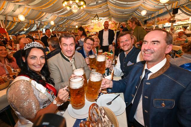 Mit zwei satten Schlägen hat Nürnbergs Oberbürgermeister Markus König das erste Fass Tucher Festbier auf dem Nürnberger Herbstvolksfest angestochen. Mit dabei: Bayerns Ministerpräsident Dr. Markus Söder, sein Stellvertreter und
Wirtschaftsminister Hubert Aiwanger.  | Foto: © Berny Meyer/Südd. Schaustellerverband