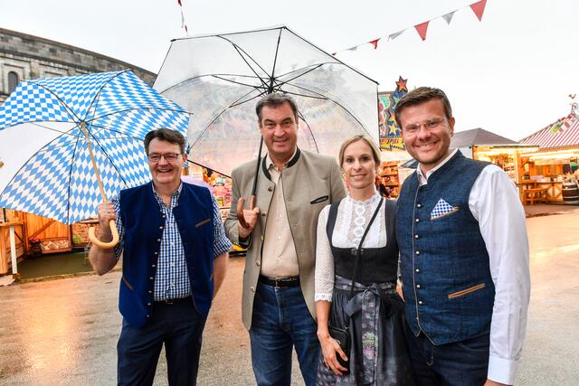 Mit zwei satten Schlägen hat Nürnbergs Oberbürgermeister Markus König das erste Fass Tucher Festbier auf dem Nürnberger Herbstvolksfest angestochen. Mit dabei: Bayerns Ministerpräsident Dr. Markus Söder, sein Stellvertreter und
Wirtschaftsminister Hubert Aiwanger.  | Foto: © Berny Meyer/Südd. Schaustellerverband