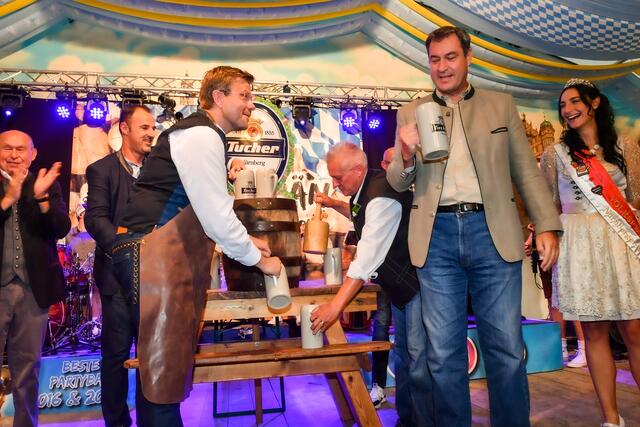 Mit zwei satten Schlägen hat Nürnbergs Oberbürgermeister Markus König das erste Fass Tucher Festbier auf dem Nürnberger Herbstvolksfest angestochen. Mit dabei: Bayerns Ministerpräsident Dr. Markus Söder, sein Stellvertreter und
Wirtschaftsminister Hubert Aiwanger.  | Foto: © Berny Meyer/Südd. Schaustellerverband