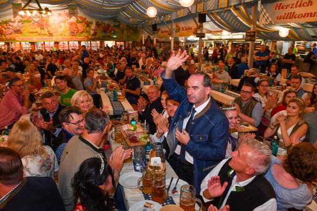 Mit zwei satten Schlägen hat Nürnbergs Oberbürgermeister Markus König das erste Fass Tucher Festbier auf dem Nürnberger Herbstvolksfest angestochen. Mit dabei: Bayerns Ministerpräsident Dr. Markus Söder, sein Stellvertreter und
Wirtschaftsminister Hubert Aiwanger.  | Foto: © Berny Meyer/Südd. Schaustellerverband