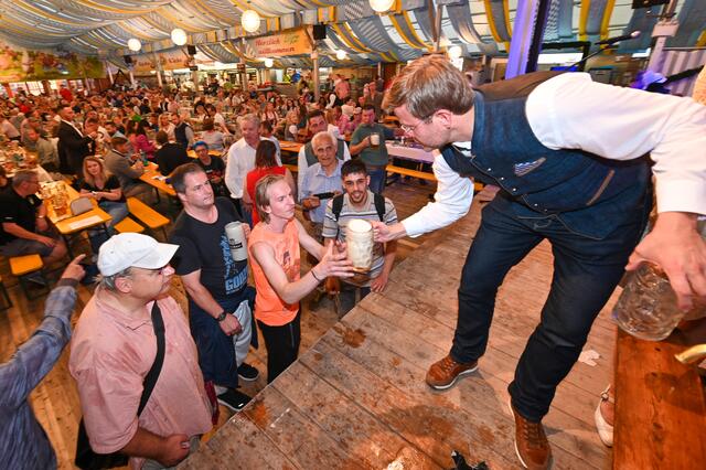 Mit zwei satten Schlägen hat Nürnbergs Oberbürgermeister Markus König das erste Fass Tucher Festbier auf dem Nürnberger Herbstvolksfest angestochen. Mit dabei: Bayerns Ministerpräsident Dr. Markus Söder, sein Stellvertreter und
Wirtschaftsminister Hubert Aiwanger.  | Foto: © Berny Meyer/Südd. Schaustellerverband