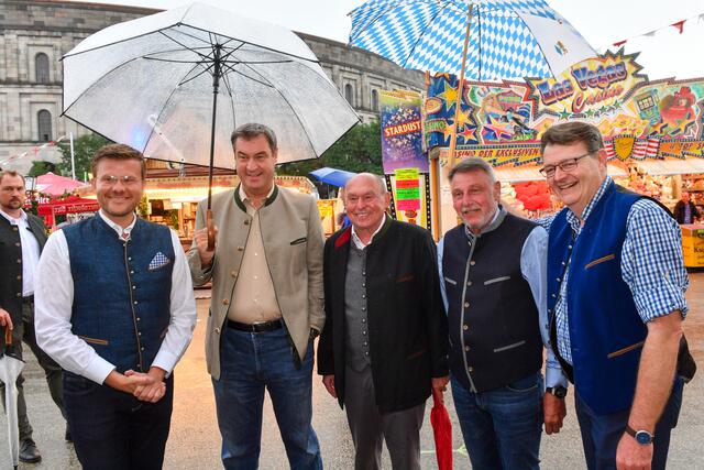 Mit zwei satten Schlägen hat Nürnbergs Oberbürgermeister Markus König das erste Fass Tucher Festbier auf dem Nürnberger Herbstvolksfest angestochen. Mit dabei: Bayerns Ministerpräsident Dr. Markus Söder, sein Stellvertreter und
Wirtschaftsminister Hubert Aiwanger.  | Foto: © Berny Meyer/Südd. Schaustellerverband