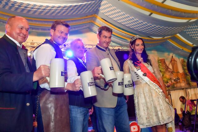 Mit zwei satten Schlägen hat Nürnbergs Oberbürgermeister Markus König das erste Fass Tucher Festbier auf dem Nürnberger Herbstvolksfest angestochen. Mit dabei: Bayerns Ministerpräsident Dr. Markus Söder, sein Stellvertreter und
Wirtschaftsminister Hubert Aiwanger.  | Foto: © Berny Meyer/Südd. Schaustellerverband