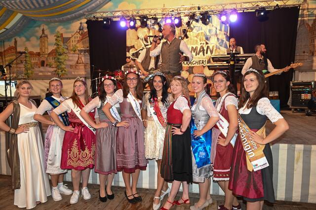 Mit zwei satten Schlägen hat Nürnbergs Oberbürgermeister Markus König das erste Fass Tucher Festbier auf dem Nürnberger Herbstvolksfest angestochen. Mit dabei: Bayerns Ministerpräsident Dr. Markus Söder, sein Stellvertreter und
Wirtschaftsminister Hubert Aiwanger.  | Foto: © Berny Meyer/Südd. Schaustellerverband