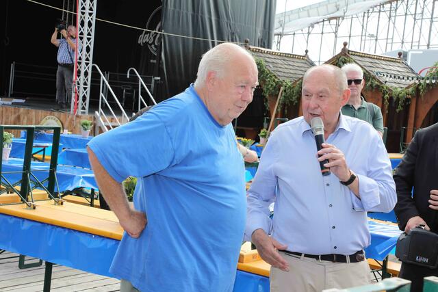 Schausteller-Chef Lorenz Kalb (r.) mit dem neuen Festwirt Willy Krusig.  | Foto: Udo Dreier