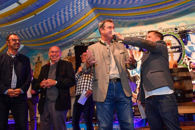 Mit zwei satten Schlägen hat Nürnbergs Oberbürgermeister Markus König das erste Fass Tucher Festbier auf dem Nürnberger Herbstvolksfest angestochen. Mit dabei: Bayerns Ministerpräsident Dr. Markus Söder, sein Stellvertreter und
Wirtschaftsminister Hubert Aiwanger.  | Foto: © Berny Meyer/Südd. Schaustellerverband