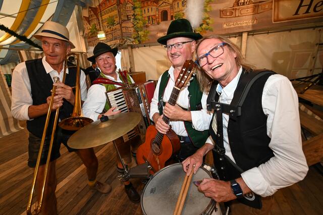 Mit zwei satten Schlägen hat Nürnbergs Oberbürgermeister Markus König das erste Fass Tucher Festbier auf dem Nürnberger Herbstvolksfest angestochen. Mit dabei: Bayerns Ministerpräsident Dr. Markus Söder, sein Stellvertreter und
Wirtschaftsminister Hubert Aiwanger.  | Foto: © Berny Meyer/Südd. Schaustellerverband