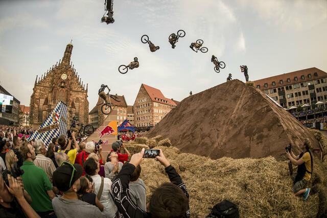 District Ride 2017 in Nürnberg, Hauptmarkt.  | Foto: Flo Hagena / Red Bull Content Pool 