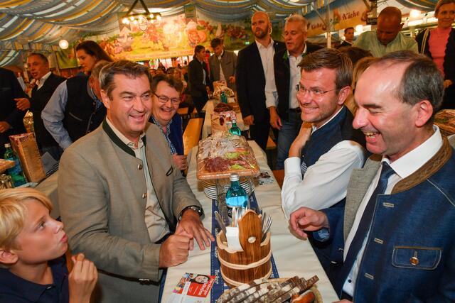 Mit zwei satten Schlägen hat Nürnbergs Oberbürgermeister Markus König das erste Fass Tucher Festbier auf dem Nürnberger Herbstvolksfest angestochen. Mit dabei: Bayerns Ministerpräsident Dr. Markus Söder, sein Stellvertreter und
Wirtschaftsminister Hubert Aiwanger.  | Foto: © Berny Meyer/Südd. Schaustellerverband