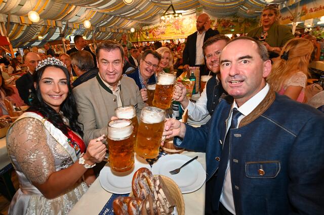 Mit zwei satten Schlägen hat Nürnbergs Oberbürgermeister Markus König das erste Fass Tucher Festbier auf dem Nürnberger Herbstvolksfest angestochen. Mit dabei: Bayerns Ministerpräsident Dr. Markus Söder, sein Stellvertreter und
Wirtschaftsminister Hubert Aiwanger.  | Foto: © Berny Meyer/Südd. Schaustellerverband