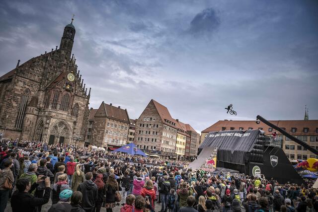 District Ride Nürnberg 2017 auf dem Hauptmarkt.  | Foto: © Sebastian Marko / Red Bull Content Pool 