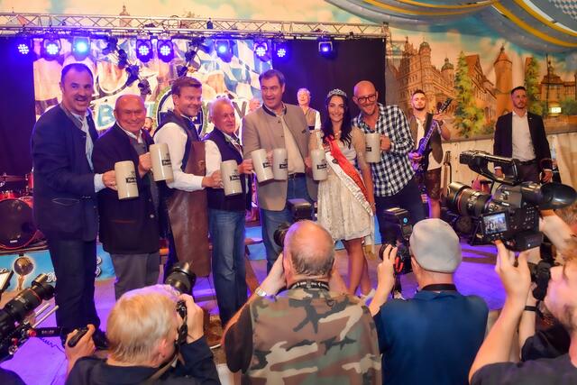 Mit zwei satten Schlägen hat Nürnbergs Oberbürgermeister Markus König das erste Fass Tucher Festbier auf dem Nürnberger Herbstvolksfest angestochen. Mit dabei: Bayerns Ministerpräsident Dr. Markus Söder, sein Stellvertreter und
Wirtschaftsminister Hubert Aiwanger.  | Foto: © Berny Meyer/Südd. Schaustellerverband